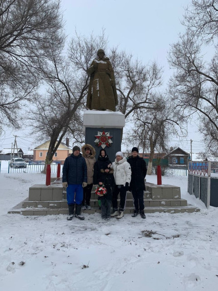возложили цветы.