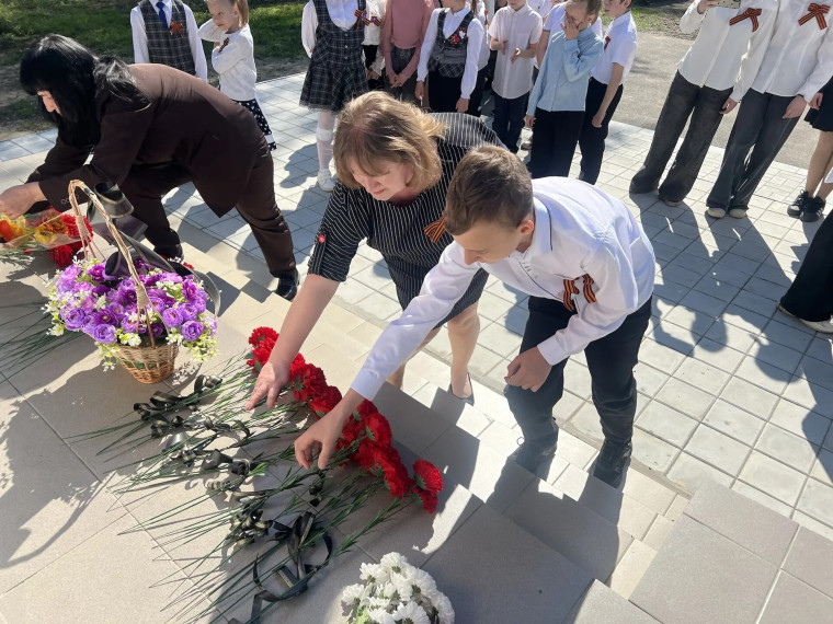 прошел митинг по возложению цветов.