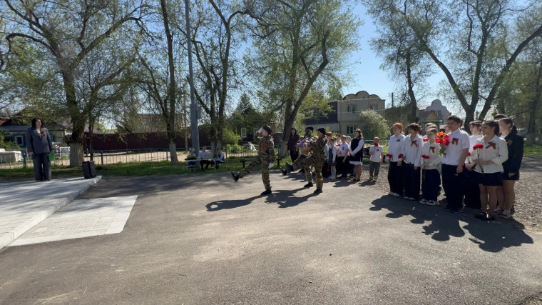 прошел митинг по возложению цветов.