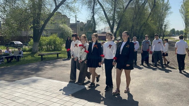 прошел митинг по возложению цветов.